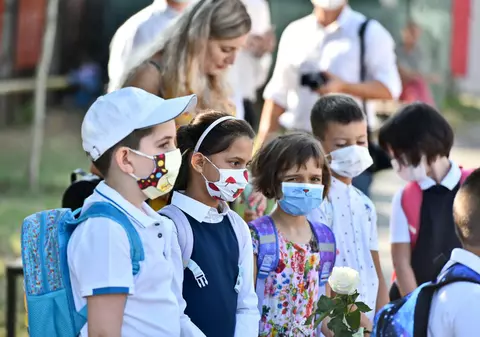 Doi frați din Galați au fost retrași de părinți de la școală, pe motiv că restricțiile pandemice îi afectează emoțional, psihic și fizic