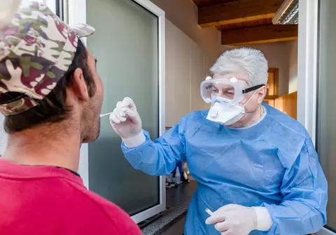 Cum trebuie să procedeze o persoană care are simptome de COVID-19. Explicațiile ministrului sănătății