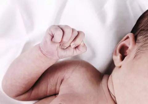 O femeie a fost nevoită să nască singură într-o cameră izolată de spital, după ce a fost confirmată din greșeală cu COVID-19