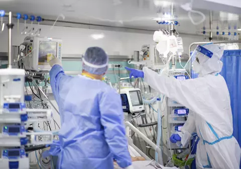 Situația din spitale, critică. Managerul de la ”Victor Babeş”: ”Noaptea vin pacienţi care aşteaptă pe scaun, cu oxigenul la nas, până dimineaţa, când facem externări”