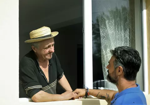 Bunătate cu repetiție! După “micile prințese din hambar”, Asociaţia Marius şi prietenii i-a construit o casă unui bărbat invalid din Bolovani: Viaţă pentru nea Gheorghe