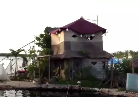 VIDEO | Un bărbat stă singur pe o insulă plutitoare, pe care a ridicat-o din deșeuri. “Încerc să trăiesc fără bani”