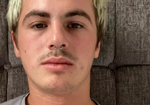 Ionuț a fost dat afară din casă de părinți, la Iași, când au aflat că e gay. Adolescentul român se chinuie pe străzi, în Anglia