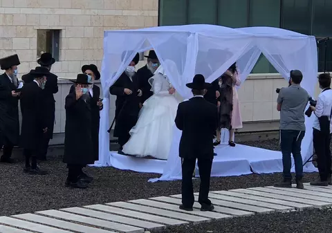 VIDEO | Nuntă organizată pe acoperișul unui spital din Ierusalim, pentru ca tatăl bolnav de Covid să-și poată vedea pe geam fiul căsătorit