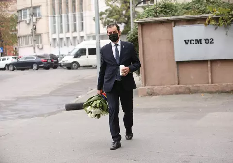 VIDEO | Ludovic Orban a depus un buchet de flori în memoria victimelor de la Colectiv
