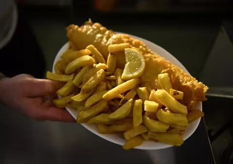 Patronul unui pub din Marea Britanie a oferit mâncare gratis, dar apoi autoritățile l-au obligat să o vândă
