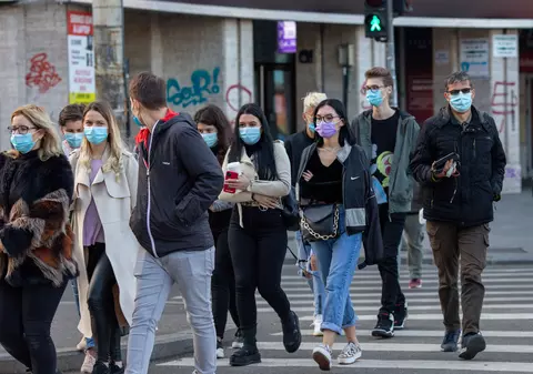 Surprizele unui studiu internațional. Românii mai predispuși să creadă în conspirațiile despre COVID sunt cei cu studii superioare