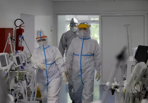 Record de cazuri noi în ultimele 24 de ore: aproape 6.500 de infectări cu COVID-19