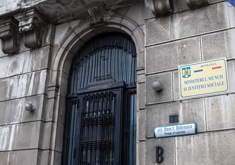 Incident în fața Ministerului Muncii. Un bărbat a fost imobilizat după ce a amenințat că își dă foc. Violeta Alexandru a reacționat