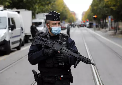 Țintă a trei atacuri diferite în doar câteva ore, Franța crește alerta teroristă la cel mai înalt nivel