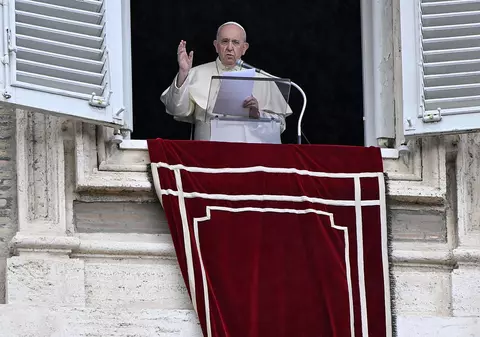 O femeie din Italia a luat 500.000 de euro din fondul de caritate al Papei Francisc și și-a cumpărat obiecte de lux