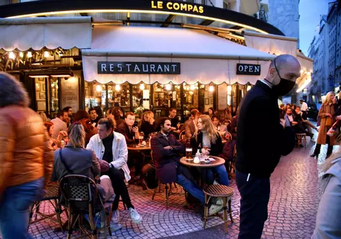 Ultima soluție a lui Macron pentru evitarea unui nou lockdown. La 30.000 de cazuri pe zi, Franța testează o măsură alternativă pentru stoparea valului doi