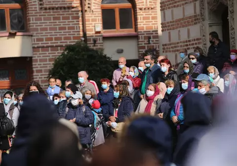 VIDEO | 30.000 de oameni au trecut pe la racla Sfântului Dimitrie. Marcel Ciolacu, chemat la slujbă de Patriarhul Daniel