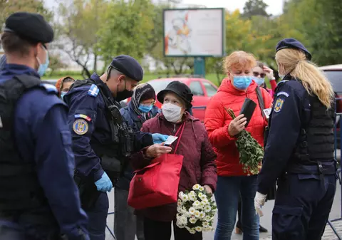 VIDEO | Pelerinajul la racla Sfântului Dimitrie cel Nou din București, în condiții speciale. Jandarmii verifică buletinele