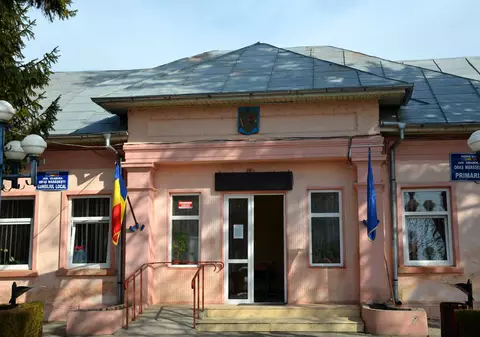 Poliția și DSP-ul, alungate dintr-o primărie din Vrancea. Primarul, viceprimarul și secretara nu purtau mască