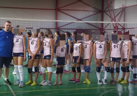 Antrenor de volei din Constanța, acuzat de pornografie infantilă și șantaj la adresa jucătoarelor sale minore. Clubul: “N-avea contract cu noi... Ba a avut!”