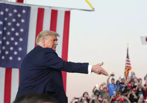 Donald Trump şi-a reluat mitingurile electorale, în timp ce doctorul lui anunță că a avut mai multe teste anti-COVID negative