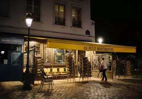 Străzi pustii, baruri închise și o manifestație spontană dispersată rapid. Cum a arătat prima noapte de restricții la Paris