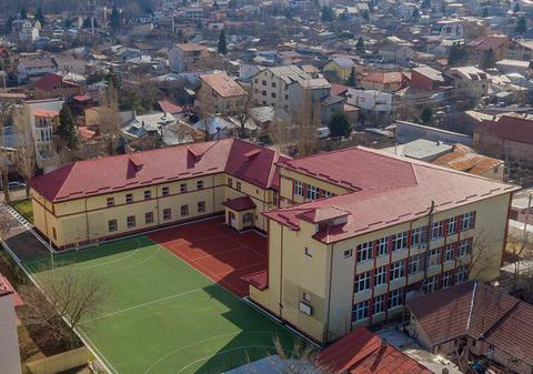 Secretara unei școli din București, înregistrată când cerea mită pentru transferul unui elev din Ilfov: “Dă și mie de-o ciorbă”