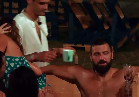 VIDEO | Reacția Annei Lesko atunci când s-a trezit sărutată pe gură de o vedetă PRO TV în timpul unei emisiuni
