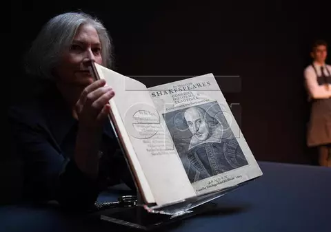 O copie a unui volum rar de piese de teatru scrise de William Shakespeare a fost vândută pentru suma record de 9,9 milioane de dolari