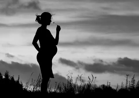 O adolescentă și-a ucis bebeluşul imediat după ce l-a născut. Medicii care au consultat-o pentru a-i scoate un chist de pe spate, în luna a opta, nu au văzut că fata era gravidă!