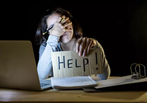 Experți români în inteligență artificială analizează comportamentul uman pe net. Depresia ar putea fi detectată prin analizarea postărilor pe Facebook