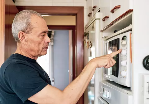 Invenția prin care un pensionar de la IBM vrea să folosească filtrul de cafea și alte electronice din casă pentru a monitoriza starea bătrânilor singuri: „Ce se întâmplă când cad?”