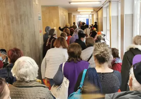 Situație revoltătoare la Institutul Oncologic din București. Zeci de bolnavi de cancer așteaptă să facă testul COVID pe holuri, înainte de internarea pentru tratament