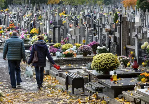Polonia închide cimitirele de Sărbătoarea Tuturor Sfinților, iar vârstnicii sunt rugați să stea în case două săptămâni