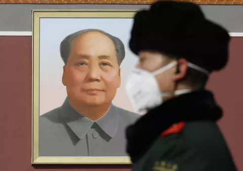 Un bărbat a rupt în două un manuscris al lui Mao Zedong evaluat la 252 de milioane de euro, crezând că e fals