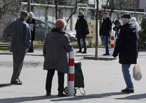 Polonia reintroduce programul special de cumpărături pentru persoanele în vârstă, după o creștere a cazurilor COVID