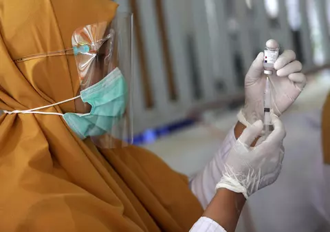 Marea Britanie a început testarea vaccinurilor anti-COVID-19 pe oamenii care acceptă voluntar să se infecteze cu virusul