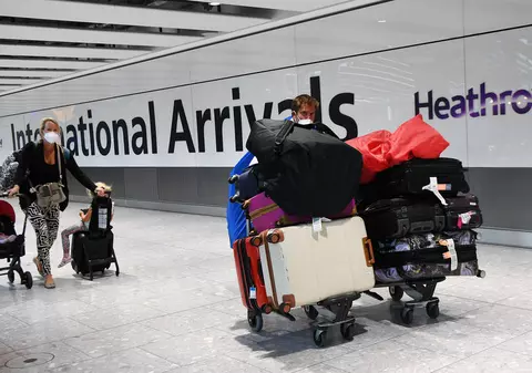 O femeie riscă 14 ani de închisoare, după ce a fost prinsă pe aeroportul din Londra cu o sumă imensă de bani ascunsă în bagaje