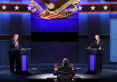 Donald Trump și-a ridiculizat rivalul democrat că poartă mască de protecție, cu două zile înainte să anunțe că are COVID