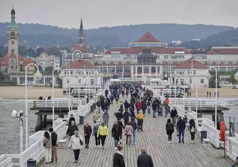 Polonia impune un nou val de restricții. Persoanelor de peste 70 de ani le este recomandat să rămână în case. Stadionul din Varșovia, transformat în spital de campanie