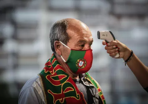 În Portugalia masca de protecție va deveni obligatorie pe stradă pentru 70 de zile. Cât plătesc cei care încalcă regula