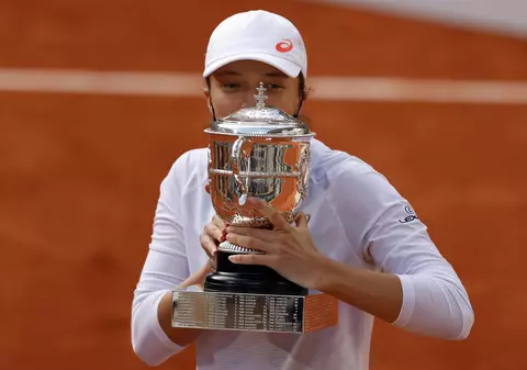 Iga Swiatek, campioană la Roland Garros la 19 ani. Sportiva poloneză a învins-o în optimi pe Simona Halep