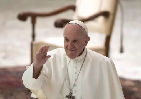 Papa Francisc îşi schimbă obiceiurile: ”Vă cer iertare pentru că vă salut de departe”
