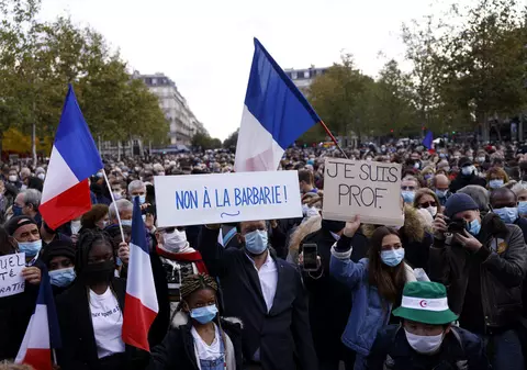 Zeci de mii de oameni au ieşit pe străzi, în Franţa, pentru a-i aduce un omagiu profesorului decapitat după ce a ținut o lecție despre libertatea de exprimare
