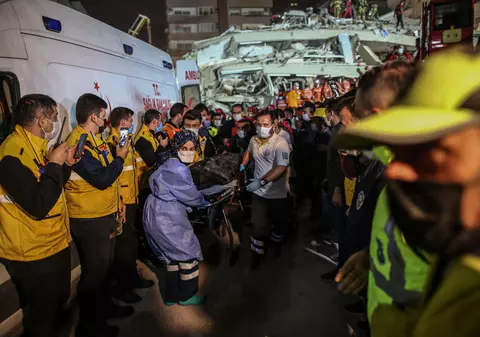 VIDEO | Mamă și fiică scoase de sub dărâmături după 9 ore şi jumătate, în Turcia. Fata a ironizat un ministru care participa la salvare