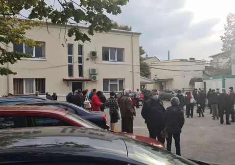 Zeci de persoane, la coadă pentru testul COVID, la un spital din Ploiești. „S-au suprapus pacienții de la două secții”