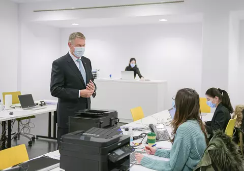 Cum explică Klaus Iohannis, testarea de urgență a angajaților DSP, înainte de vizita lui