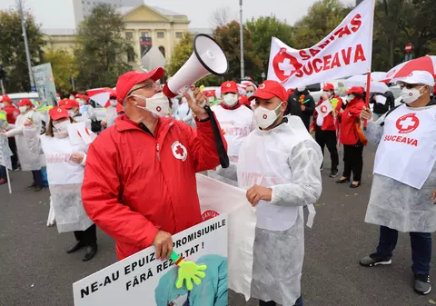 “Mitingul Epuizării”, în fața Guvernului. Angajații din sănătate acuză lipsa de organizare și neplata stimulentului financiar