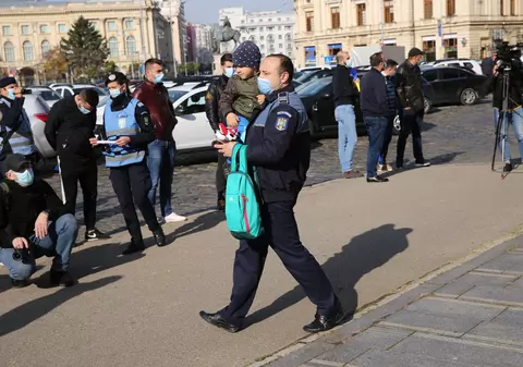 Polițiștii au protestat în fața sediului MAI cu copiii în brațe și cu jucării: “Despescu și cu Vela, vă dăm vouă tutela!”. Care a fost motivul acțiunii