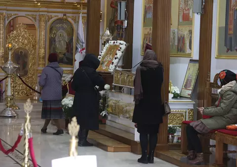 Zeci de credincioși la moaștele Sfântului Ioan Gură de Aur, din București