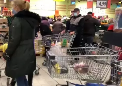 VIDEO | Oamenii din Constanța s-au înghesuit în magazine pentru provizii după ce s-a anunțat că orașul intră în carantină