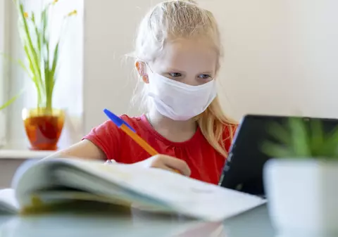 Care sunt procentele de infectare cu COVID-19 din rândul profesorilor și al elevilor