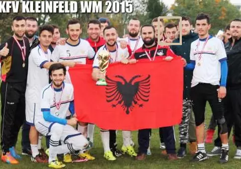 Teroristul de la Viena a jucat fotbal într-o echipă cu un nume legat de tradiția islamică. Cum arăta în legitimația din 2015
