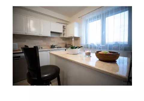 (Publicitate) Ce să alegi pentru blatul din bucătărie: granit sau cuarț?